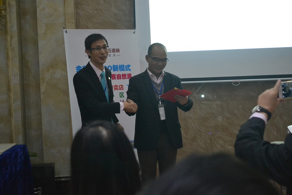 網(wǎng)銷部運(yùn)營(yíng)總監(jiān)劉小良為第三名獲獎(jiǎng)人員頒獎(jiǎng)