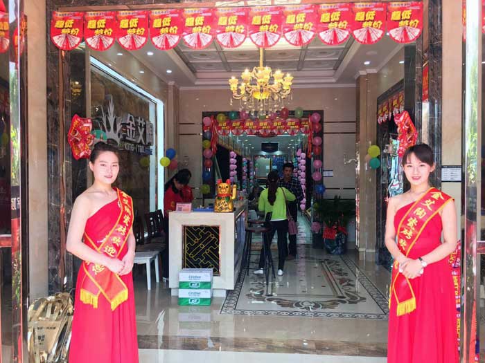 5月27日，在歡快鑼鼓和震撼禮炮的簇?fù)硐拢狸?yáng)金艾陶銷售團(tuán)隊(duì)、金艾陶總部營(yíng)銷總經(jīng)理羅勝、銷區(qū)經(jīng)理何端武、市場(chǎng)部策劃黃偉以及現(xiàn)場(chǎng)100多名岳陽(yáng)業(yè)主共同見(jiàn)證了金艾陶瓷磚岳陽(yáng)600平米專賣店耀世開(kāi)業(yè)的歷史性一刻，本次活動(dòng)吸引了50多位業(yè)主成功下單。