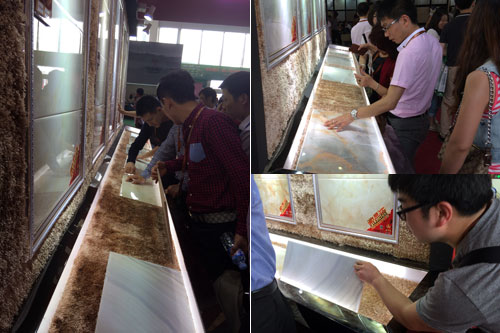 現場客商仔細觀摩金艾陶首創微晶瓷片